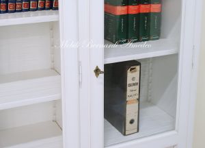 Libreria smontabile classica in legno con finitura bianco anticato